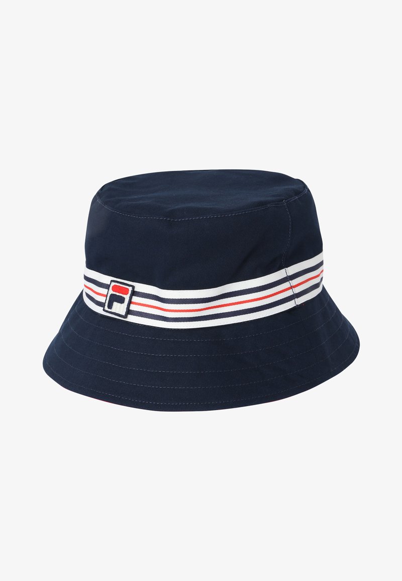 Chapeau bob bleu marine avec une bande rayée blanche, rouge et noire autour de la calotte et un petit écusson logo rectangulaire.