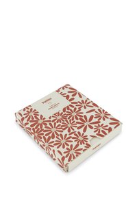 Boksertruser pakket med et blomsterdesign i rødt på en kremfarget bakgrunn, med et skli-ut design og rektangulær form.