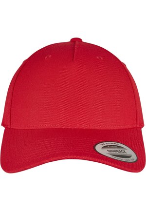 Casquette de baseball rouge unie avec une visière incurvée et des trous de ventilation circulaires, avec une petite étiquette ronde "Snapback" sur la visière.