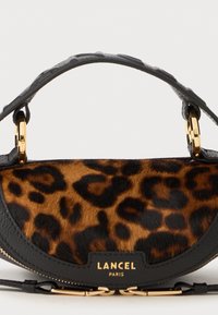 Sort læderhåndtaske med en buet form, der har en leopardmønstret pelsindvendig og guldfarvede detaljer. Mærket "LANCEL" på fronten.