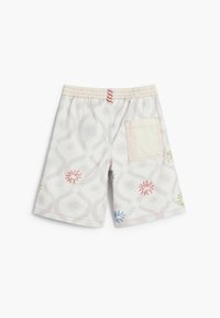 Kąpielówki w jasnoszarym kolorze z wielokolorowymi, kwiecistymi wzorami, elastycznym paskiem w talii oraz jedną kieszenią z tyłu.