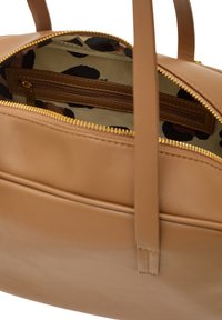 Borsa a mano in pelle color tan con una cerniera dorata, dotata di un interno a fantasia nei toni neutri e una tasca con cerniera all'interno.