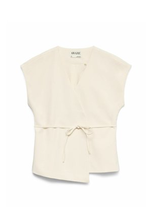 Kremasta bluza bez rukava s V-izrezom, asimetričnim rubom i remenom u struku, marka AWARE, na bijeloj pozadini.