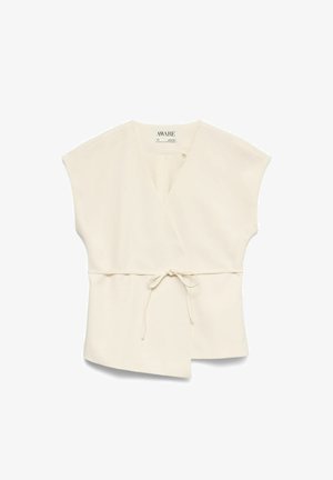 Kremasta bluza bez rukava s V-izrezom, asimetričnim rubom i remenom u struku, marka AWARE, na bijeloj pozadini.