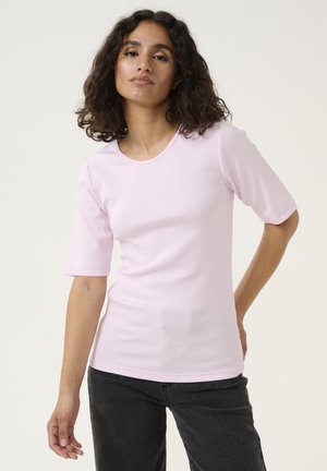 Lichtroze, kortebloemige, fitted T-shirt van ribstof, met een ronde halslijn en een gladde textuur. Gedirigeerd met donkere jeans.