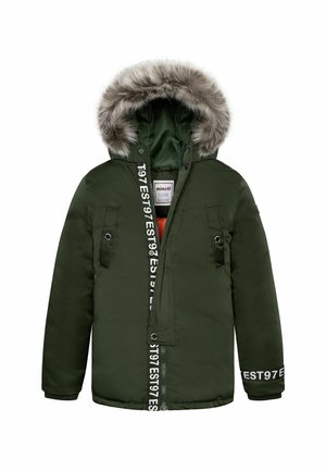 Giacca invernale verde scuro con cappuccio bordato di pelliccia, zip frontale, tasche con bottone a pressione e scritta bianca "EST97" lungo la zip e il polsino della manica.