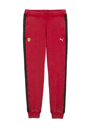 Jogging rouge avec des rayures noires sur les côtés. Comprend des poches, une taille élastique et des accents de logo : emblème Ferrari et logo Puma en blanc.