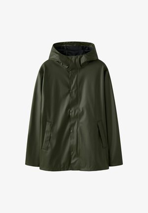 Veste imperméable verte avec capuche, boutons-pression et poches latérales ; texture lisse et coupe décontractée.