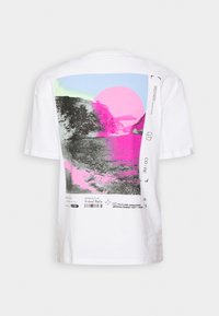 Weißes Baumwoll-T-Shirt mit einer mehrfarbigen Grafik einer Landschaft, die eine pinke Sonne, eine schwarz-weiße Küste und bedruckte Textdetails zeigt.