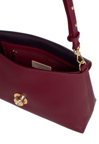 Borsa in pelle bordeaux con un design strutturato, dettagli in oro, tasca interna con zip e tracolla removibile. Texture liscia, finitura raffinata.