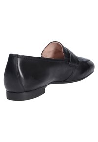 Chaussure en cuir noir avec une finition lisse, un talon bas et un bout arrondi. Présente un design à enfiler avec un détail de couture le long du bord.