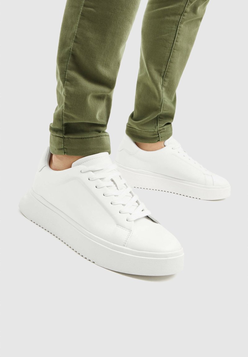 PULL&BEAR CASUAL CHUNKY Sneaker low white/weiß Zalando.at