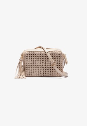 Bolso cruzado tejido en beige con forma rectangular, correa de cuero, detalle de borlas, acentos dorados y una superficie texturizada.