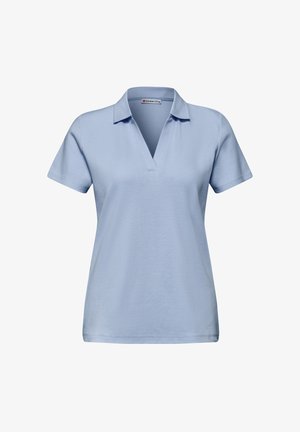 Lichtblauw poloshirt met korte mouwen, open kraag en V-hals, gemaakt van zachte stof, getoond op een witte achtergrond.