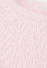 Mjuk ljusrosa stickad tyg med en ribbad rund halsringning, som visar fin garntextur och ett delikat vävda mönster.