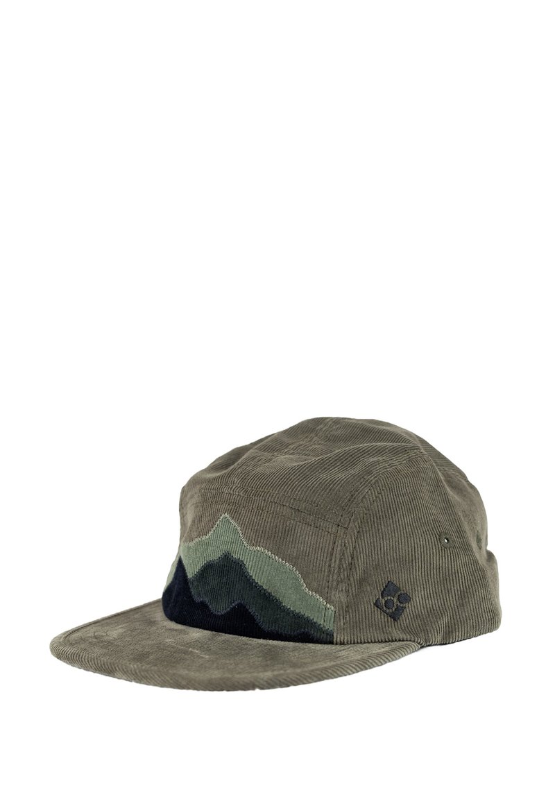 Grüne Cordmütze mit einem Bergmassiv-Design in verschiedenen Grüntönen und Schwarz, versehen mit einem Logo-Akzent an der Seite.