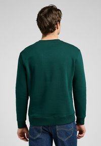 Lee LONG SLEEVE PATCH CREW - REGULAR FIT - Felpa - jade forest