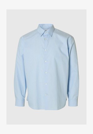 Gaiši zila garām piedurknēm krekls, izgatavots no kokvilnas. Tam ir pogājams kakls, priekšējās pogas un ļoti smalkas vertikālas svītras gaišākos toņos.