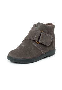 Stivaletto in suede grigio con punta tonda, cinturino in velcro e suola in gomma. Presenta cuciture a contrasto e un morbido rivestimento interno.