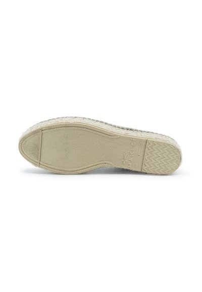 Scarpa espadrille con suola in gomma testurizzata, caratterizzata da un colore beige, dettagli in juta lungo i bordi e un design flessibile per il massimo comfort.