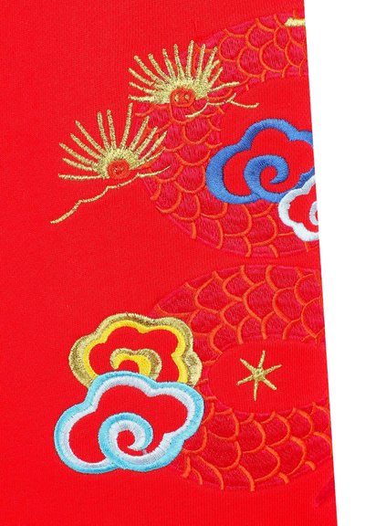 Tissu rouge avec une broderie intricate de dragons dorés, des nuages colorés en bleu, rouge, jaune et blanc, et des accents décoratifs.