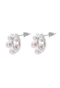 Orecchini a cerchio in argento con una finitura testurizzata, caratterizzati da cinque perle bianche lisce e rotonde raggruppate su un lato.
