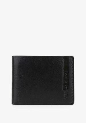 Cartera de cuero negro con una superficie texturizada, diseño delgado, logo grabado en la parte frontal y costuras limpias a lo largo de los bordes.