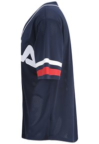 Maglia sportiva blu navy realizzata in tessuto perforato. Presenta un logo bianco e dettagli a righe rosse e bianche sulle maniche. Design a maniche corte.