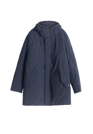 Parka aislante de color azul marino con capucha, cierre frontal, dos bolsillos laterales y cordones ajustables en el cuello. Tejido suave y texturizado.