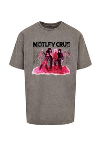 Grå bomulds T-shirt med grafisk tryk af tre figurer på en pink baggrund, med teksten "MÖTLEY CRÜE" ovenfor. Korte ærmer, afslappet pasform.