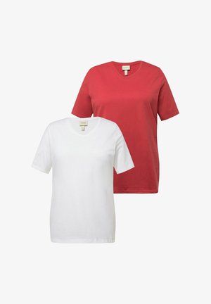 Zwei V-Ausschnitt-T-Shirts: eines in Rot und eines in Weiß. Beide bestehen aus glattem Baumwollmaterial, haben kurze Ärmel und eine lockere Passform.