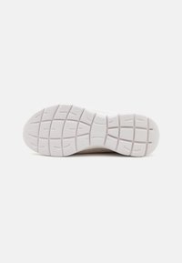 Semelle de chaussure avec une surface en caoutchouc blanc texturé, présentant un motif en grille pour l'adhérence et un avant arrondi pour le confort.