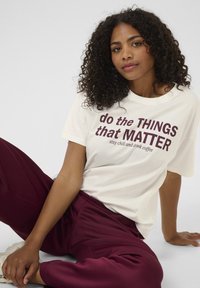 Kaffe ELLY - T-shirt imprimé - chalk