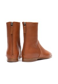 Braune Leder-Stiefeletten mit glatter Textur, hinterem Reißverschluss und niedrigem Holzabsatz. Einfaches Design ohne sichtbare Markenkennzeichnung.