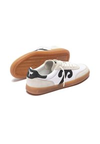 Sneaker bianchi con dettagli in suede neri, suole in gomma, chiusura con lacci e logo sul tacco e sul lato, mostrati dalla vista laterale e dal fondo.