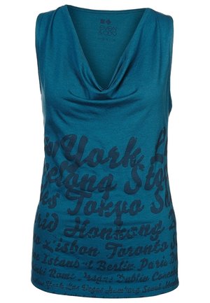 Hihaton teal-värinen paita, jossa on vesiputouskaulus ja tummansininen teksti, jossa on erilaisia kaupunkien nimiä painettuna etupuolelle.