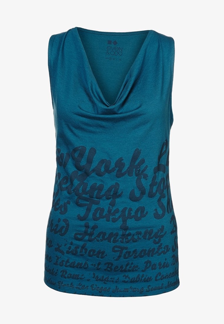 Chemise sans manches turquoise avec col bénitier et inscription en bleu foncé avec les noms de différentes villes imprimés sur le devant.