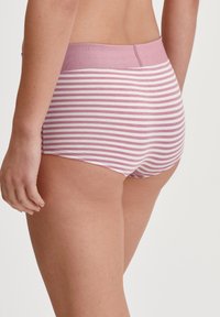 Sous-vêtements hipster en coton avec un motif rayé rose et blanc, dotés d'une taille douce et d'une coupe confortable.