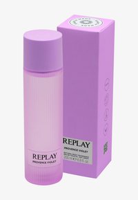 Lilla ribbet flaske med matching hette ved siden av en rosa boks. Etiketten leser "REPLAY PROVENCE VIOLET" med produktdetaljer på siden.
