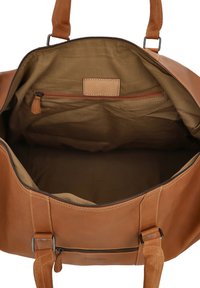 Bolsa de cuero marrón con cierre de cremallera en la parte superior, bolsillo interior y asas resistentes. Textura suave y diseño sencillo que ofrece amplio espacio de almacenamiento.