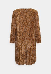 Braunes gemustertes Kleid mit einem plissierten Design, langen Ärmeln und rundem Ausschnitt. Der Stoff zeigt ein strukturiertes, unregelmäßiges Muster in Schwarz und Weiß.