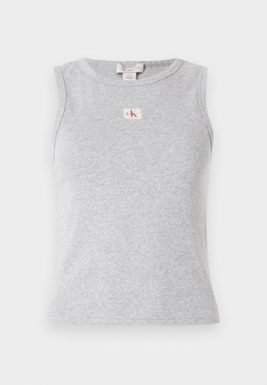 Top cinza sem mangas feito de tecido canelado, apresentando um decote redondo e uma pequena etiqueta com o logótipo CK na frente. Design simples e justo.