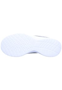 Weiße Gummisohle mit strukturiertem Griffmuster und ausgeprägten Profilrillen, die sich am Absatz leicht krümmt und glatte Kanten aufweist.