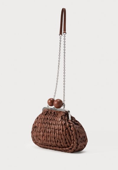 Καφέ πλεκτός δερμάτινος φάκελος με ασημένιο πλαίσιο, μεγάλο στρογγυλό κούμπωμα και αλυσίδα με δερμάτινη επένδυση για τον ώμο.