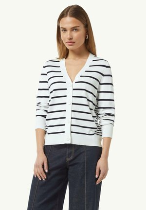 Weiße Strickjacke mit navyblauen horizontalen Streifen, V-Ausschnitt und Knopfleiste; verfügt über gerippte Bündchen und Saum, aus weichem Strickmaterial gefertigt.