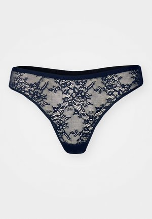 Marine blauwe kanten string met bloempatronen, gaasdetail en een zachte tailleband voor comfortabele draagbaarheid.