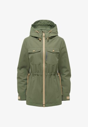 Olijfgroene gewatteerde jas met capuchon, voorzien van een ritssluiting aan de voorkant, verstelbare taillekoordjes, borstzakken met knopen en klittenband sluitingen bij de polsen.
