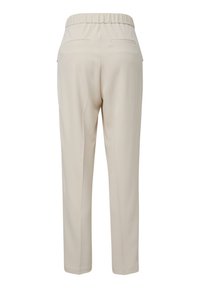 Beżowe spodnie wykonane z gładkiego, lekkiego materiału, z elastycznym paskiem w talii oraz dwoma tylnymi kieszeniami. Dopasowany krój, proste nogawki.