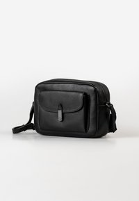 Schwarze Leder-Umhängetasche mit strukturiertem Finish, vorderer Klappentasche und verstellbarem Gurt; verfügt über minimales Zubehör in einem eleganten Design.