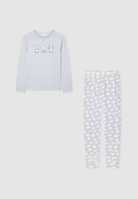 Top a maniche lunghe grigio chiaro con tre grafica di panda; pantaloni da pigiama abbinati in lavanda con motivi di nuvole bianche. Tessuto morbido, cintura elastica.